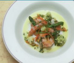 langostinos al vapor con verduras de temporada en aceite de oliva virgen a las hierbas